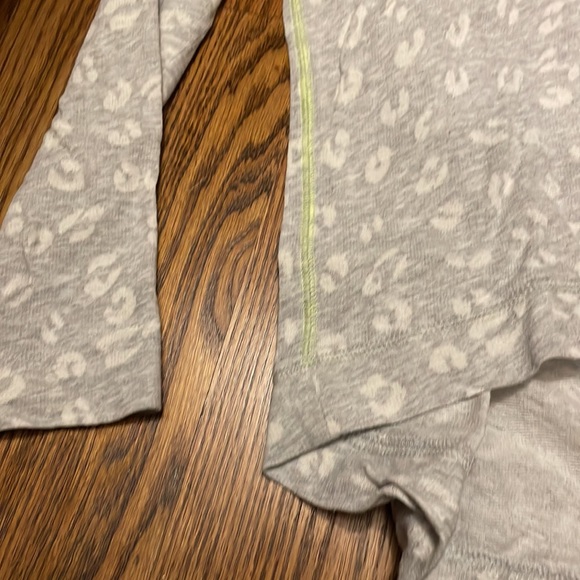 Holt Renfrew Print Grey/cream sweatshirt with Neon stitching - Picture 4 of 5